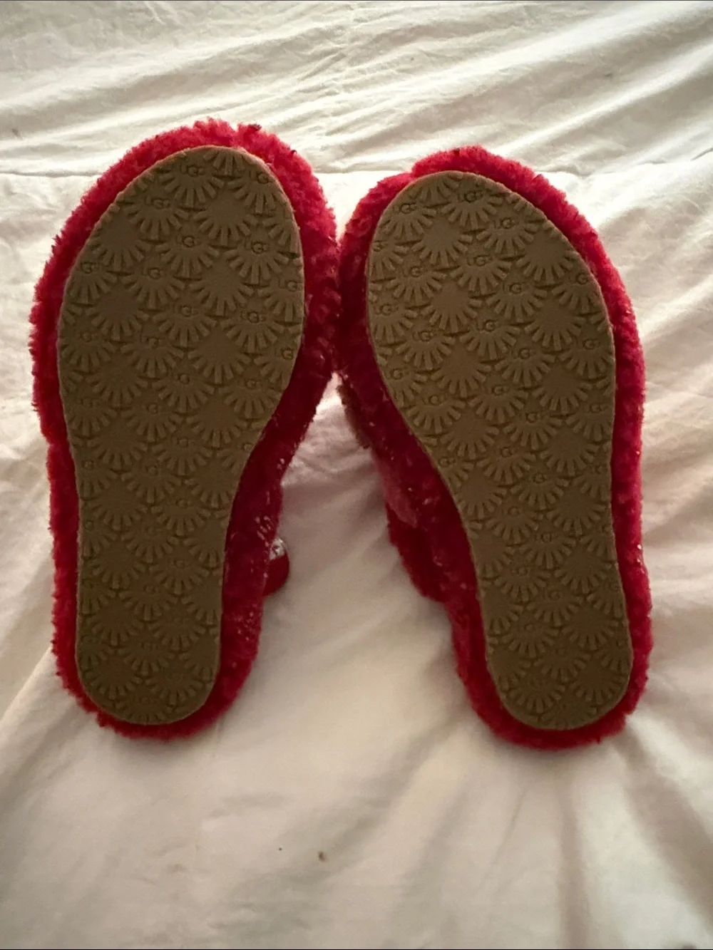 Little Girls UGG Fluff Yeah! Fluffy Slippers in Red Size 1